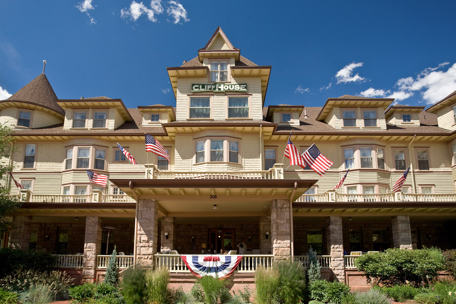 Manitou Springs Hotels | Official Website | The Cliff House