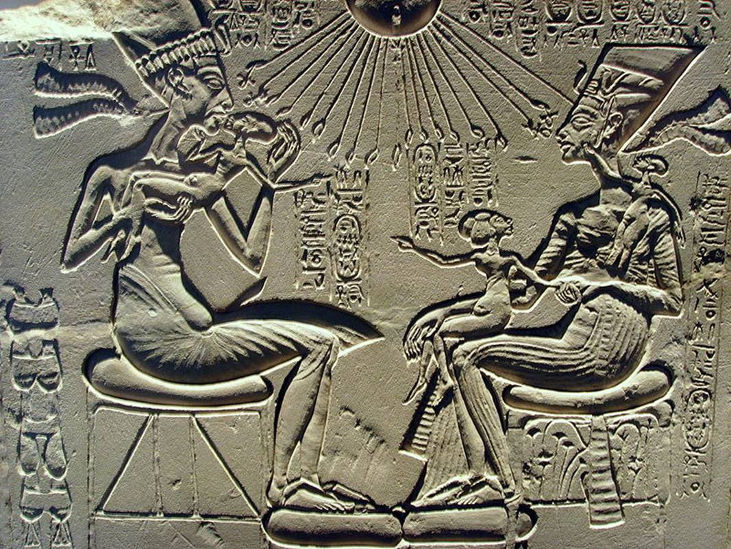 800px-Akhenaten,_Nefertiti_and_their_children