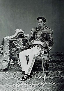 https://upload.wikimedia.org/wikipedia/commons/thumb/7/73/Meiji_Emperor.jpg/220px-Meiji_Emperor.jpg