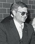 https://upload.wikimedia.org/wikipedia/commons/thumb/9/98/Tom_Clancy_at_Burns_Library_cropped.jpg/120px-Tom_Clancy_at_Burns_Library_cropped.jpg