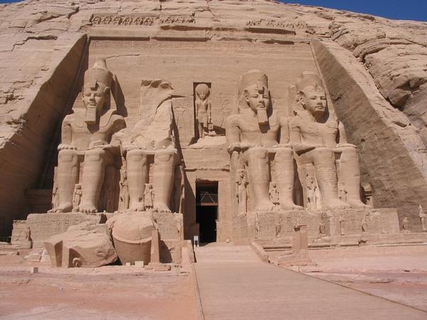 https://photos.travelblog.org/Photos/5689/45463/f/268572-Abu-Simbel--Colossi-of-Ramses-II-1-0.jpg