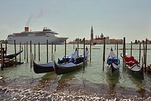 https://upload.media.orgikipedia/commons/thumb/c/ce/Cruiseship_passing_bacino_San_Marco_Venise.jpg/220px-Cruiseship_passing_bacino_San_Marco_Venise.jpg