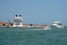 https://upload.media.orgikipedia/commons/thumb/9/97/2017_06_Venezia_Terminal_Passeggeri_-_Giudecca_Canal_2629.jpg/220px-2017_06_Venezia_Terminal_Passeggeri_-_Giudecca_Canal_2629.jpg