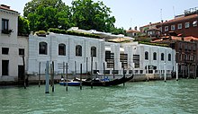 https://upload.media.orgikipedia/commons/thumb/e/e1/Guggenheim_Venedig-DSC_0053w.jpg/220px-Guggenheim_Venedig-DSC_0053w.jpg