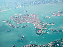 https://upload.media.orgikipedia/commons/thumb/3/38/Venice_as_seen_from_the_air_with_bridge_to_mainland.jpg/220px-Venice_as_seen_from_the_air_with_bridge_to_mainland.jpg