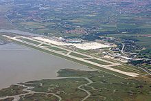https://upload.media.orgikipedia/commons/thumb/7/74/Aeroporto_di_Venezia_-_vue_aerienne.jpg/220px-Aeroporto_di_Venezia_-_vue_aerienne.jpg