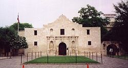 https://upload.wikimedia.org/wikipedia/commons/thumb/d/d5/Alamo.jpg/250px-Alamo.jpg
