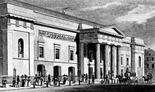 https://upload.wikimedia.org/wikipedia/commons/thumb/9/9a/Covent_Garden_Theatre_1827-28.jpg/220px-Covent_Garden_Theatre_1827-28.jpg