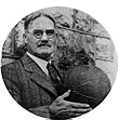 https://upload.wikimedia.org/wikipedia/commons/thumb/8/8d/James_Naismith_with_a_basketball.jpg/110px-James_Naismith_with_a_basketball.jpg